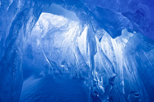 Caverna Gelo Azul Coberta Neve Inundada Luz — Fotografia de Stock