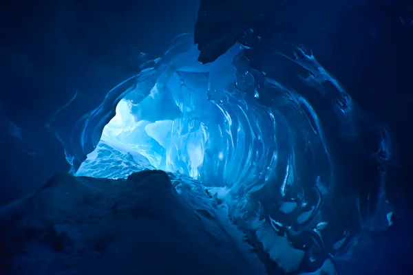 Cueva Hielo Azul Cubierta Nieve Inundada Luz — Foto de Stock