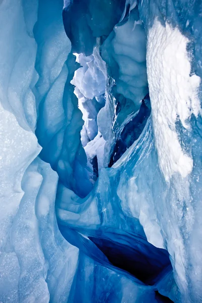 Niebieska Jaskinia Lodowa Pokryta Śniegiem Zalana Światłem — Zdjęcie stockowe