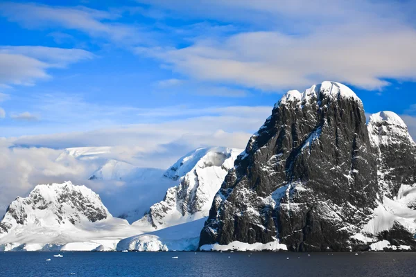 Belas Montanhas Cobertas Neve Contra Céu Azul Antártida — Fotografia de Stock