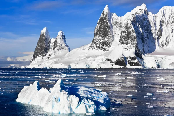 Όμορφα Χιονισμένα Βουνά Εναντίον Γαλάζιο Του Ουρανού Στην Ανταρκτική — Φωτογραφία Αρχείου