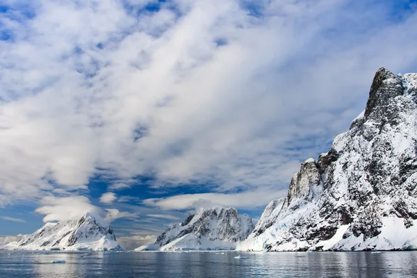 Piękne Ośnieżone Góry Przeciw Błękitne Niebo Antarktydzie — Zdjęcie stockowe