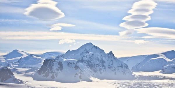 Hermosas Montañas Cubiertas Nieve Contra Cielo Azul Antártida — Foto de Stock