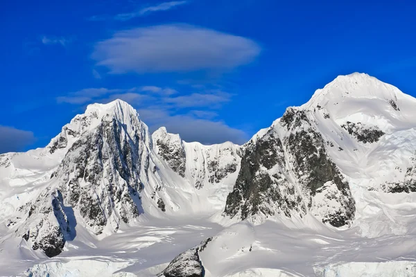 Засніжені гори в Антарктиді — стокове фото