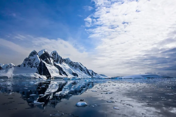 Покрытые снегом горы в Антарктиде — стоковое фото