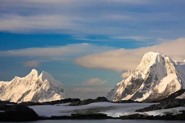 Antarktika 'da karla kaplı dağlar — Stok fotoğraf