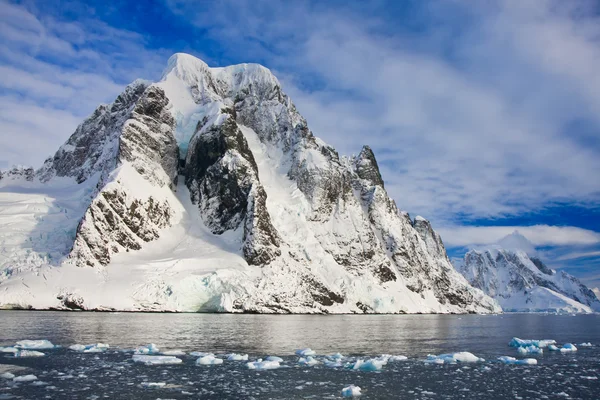 Montagnes enneigées dans l'antarctique — Photo