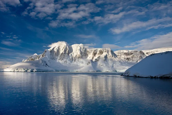 南極の雪に覆われた山々 — ストック写真