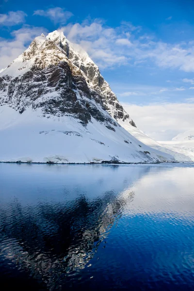Покрытые снегом горы в Антарктиде — стоковое фото