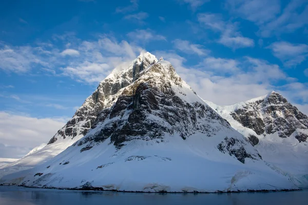 Hófödte hegyek az antarktiszon — Stock Fotó