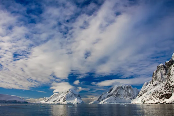 南極の雪に覆われた山々 ストック画像