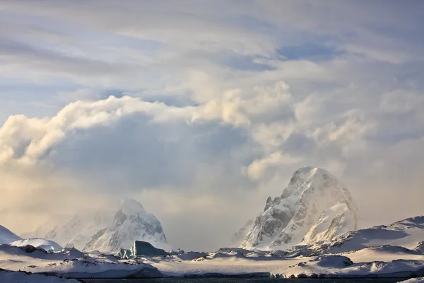 雪をかぶった山々 — ストック写真