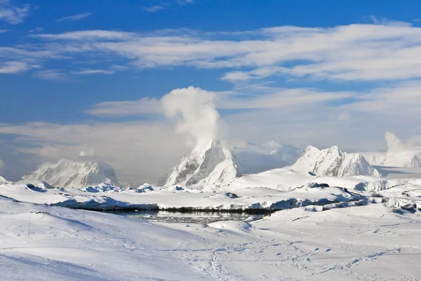 Hermosas montañas cubiertas de nieve — Foto de Stock