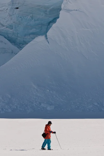 Człowiek porusza się na narty — Zdjęcie stockowe
