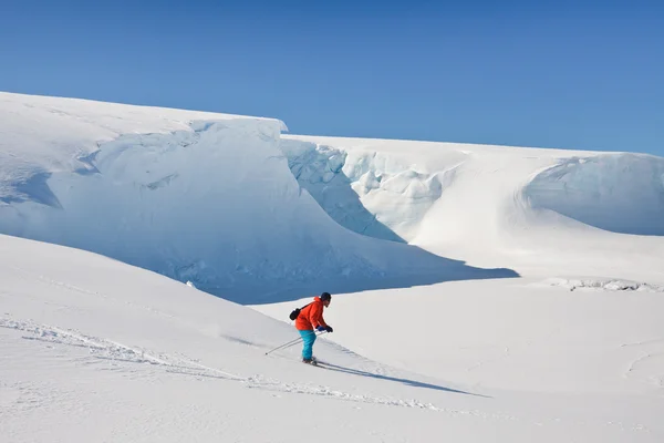Mann bewegt sich auf Skiern — Stockfoto