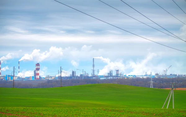 青い空を背景に表される昇降クレーンと窒素肥料の製造工場 — ストック写真