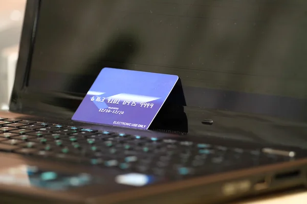 plastik kart, bir dizüstü bilgisayar zemine karşı duran