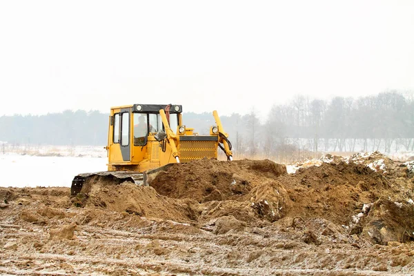 Un bulldozer jaune travaillant en hiver — Photo