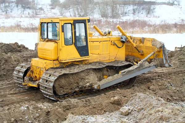 Un bulldozer giallo che lavora in inverno — Foto Stock