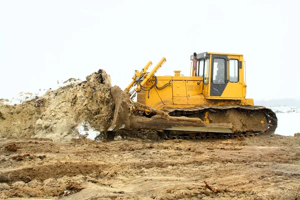 Een gele bulldozer werken in de winter — Stockfoto