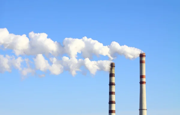Rookvrije elektriciteitscentrale schoorstenen — Stockfoto