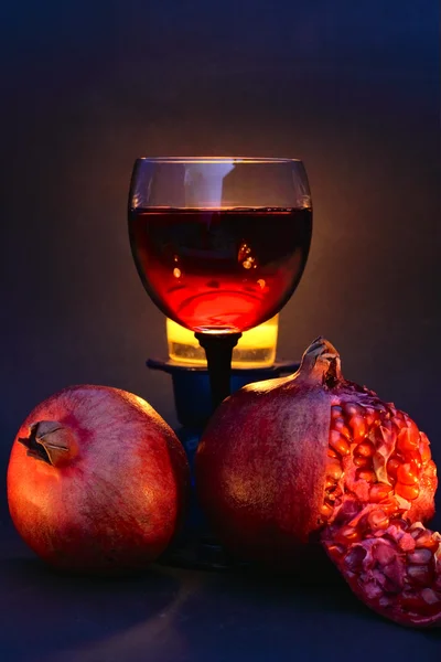 stock image Red wine in a wine glass and the two pomegranates