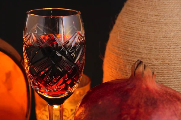Red wine in a wine glass and pomegranate — Stock Photo, Image