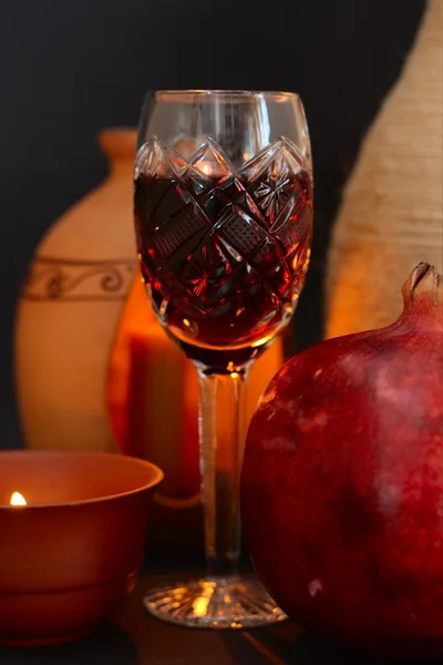 Red wine in a wine glass and pomegranate — Stock Photo, Image