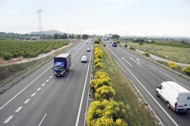 karayolu ile otomobil ve kamyon trafiği genel görünümü