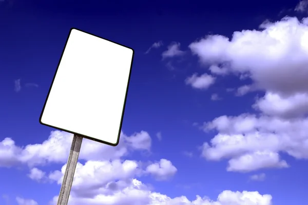 Üzerinde mavi bir gökyüzü bulutlu boş billboard — Stok fotoğraf
