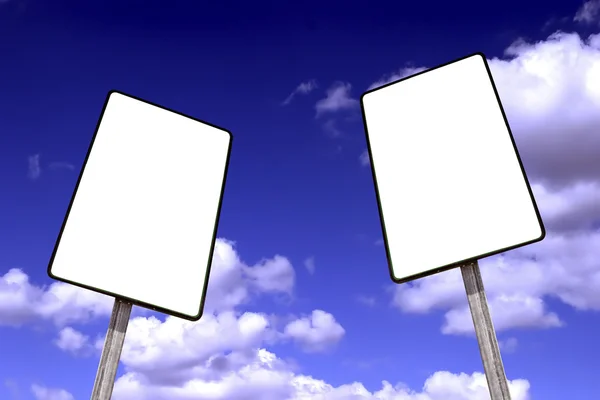 Пустой рекламный щит на голубом небе с облаками — стоковое фото