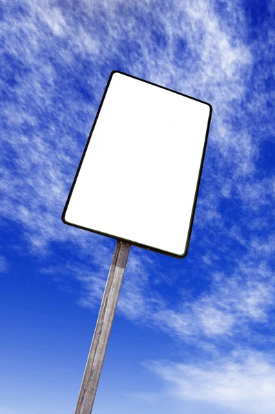 Üzerinde mavi bir gökyüzü bulutlu boş billboard — Stok fotoğraf