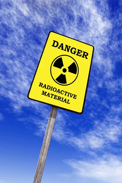 Radyoaktivite billboard üzerinde mavi bir gökyüzü bulutlu — Stok fotoğraf