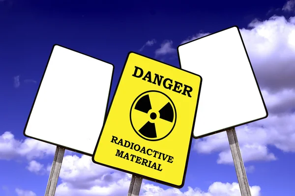 Радиоактивный рекламный щит на голубом небе с облаками — стоковое фото