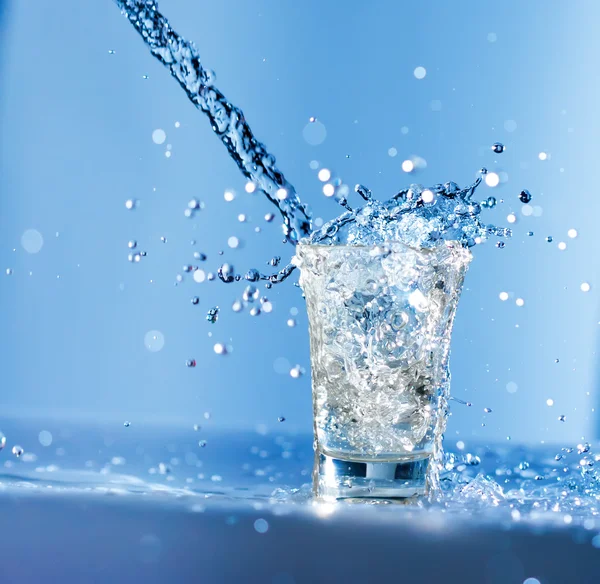 Verter agua en el vaso —  Fotos de Stock