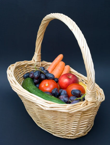 Verdure e frutta in un cesto — Foto Stock