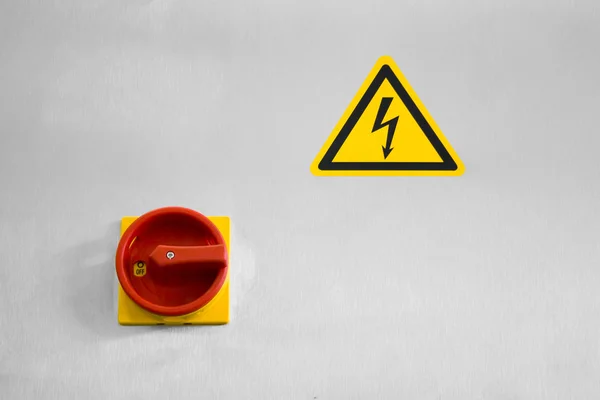 메인 스위치와 위험한 전압의 표시 — 스톡 사진