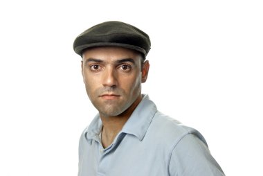 Casual adam dikey, beyaz şapka