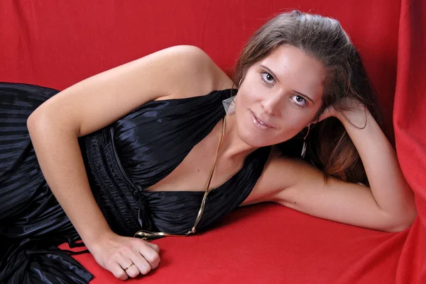 Retrato Uma Bela Jovem Mulher Sofá — Fotografia de Stock
