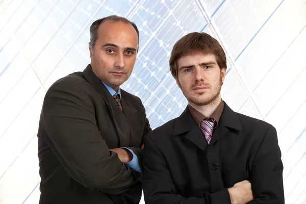 Zwei Junge Nachdenkliche Geschäftsleute Porträtieren Stehend — Stockfoto