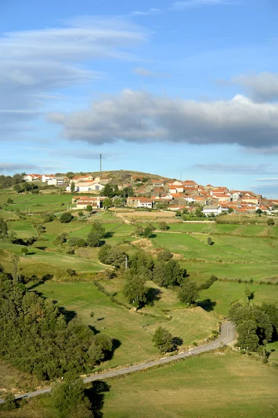 緑の間でポルトガルの小さな村の北 — ストック写真