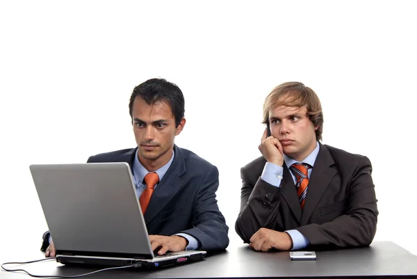 两个年轻商务男人工作用的笔记本电脑 — 图库照片
