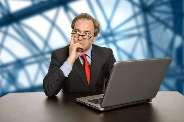 Reifer Geschäftsmann Arbeitet Mit Seinem Laptop — Stockfoto
