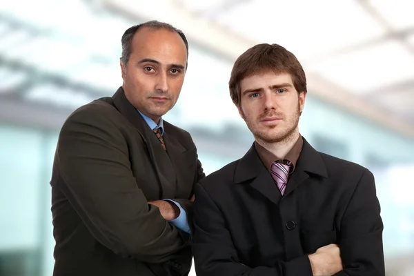 Dwóch Młodych Firm Zamyślony Mężczyźni Portret Stojący — Zdjęcie stockowe