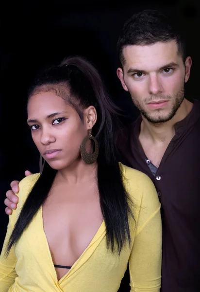 黑色背景上的年轻夫妇在一起肖像 — 图库照片