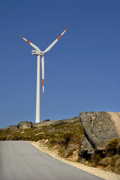 Foto Voor Een Weg Met Windturbine Berg — Stockfoto