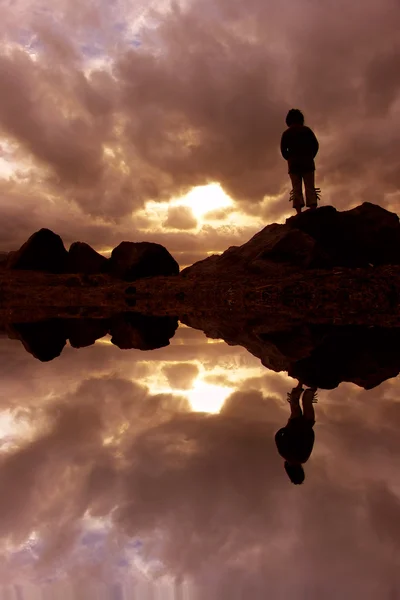 Vrouw Bij Zonsondergang Met Water Reflectie — Stockfoto
