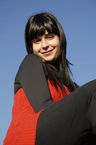 背景の空の屋外でのカジュアルなラテン女の子 — ストック写真