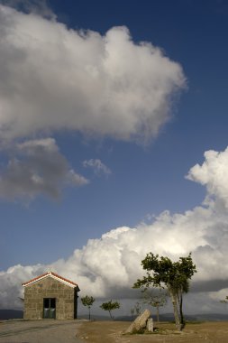 Dağın zirvesine kilisede