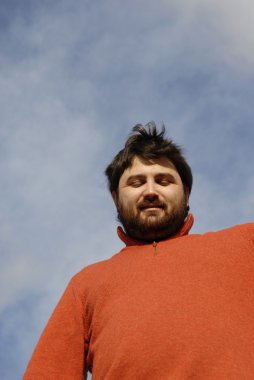 Genç casual adam arka plan gökyüzü ile